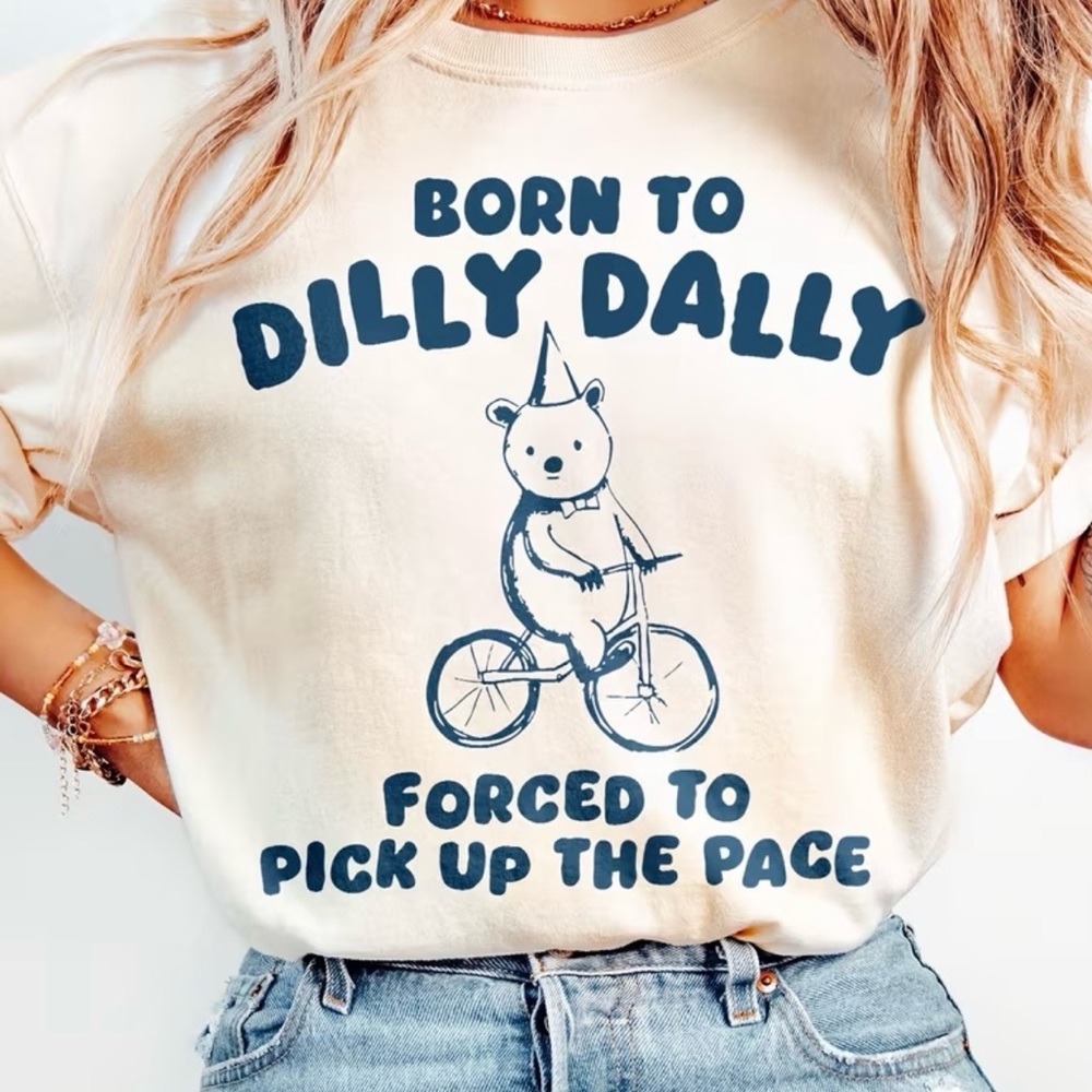 Dilly Dally graphic bear tee medium